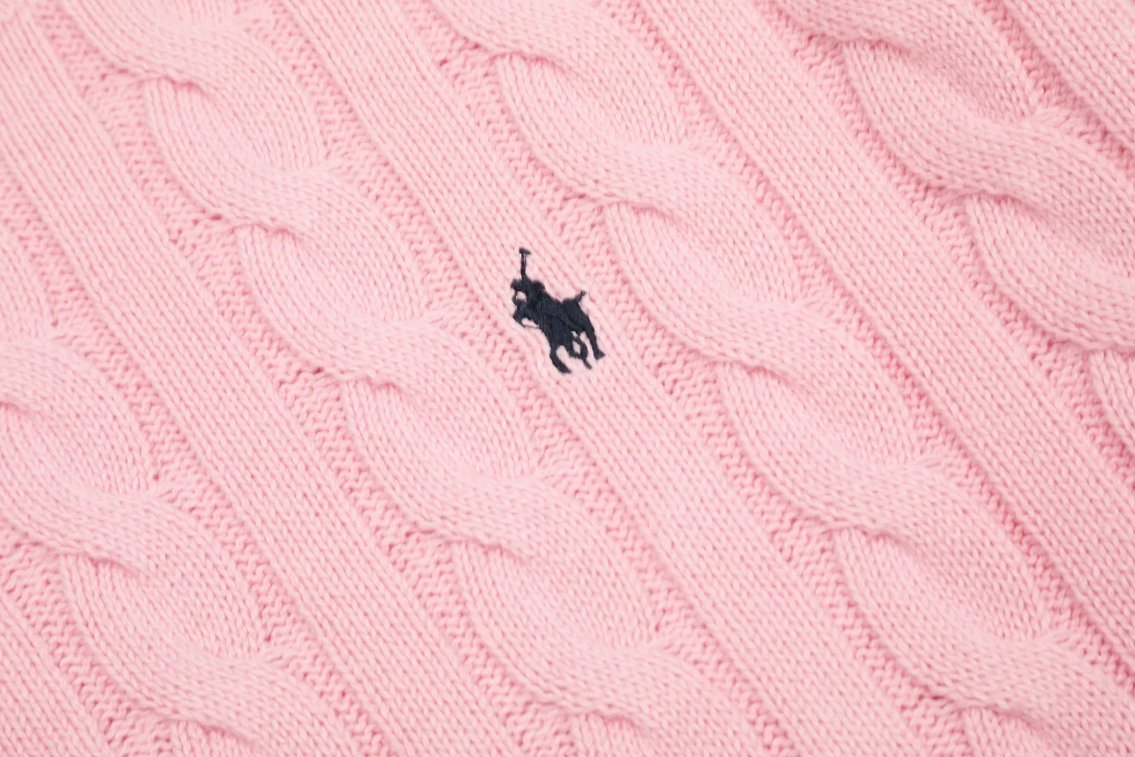 P220 Top quality" Style number: DS012# (not off the shelves all year round) [Ralph Lauren round neck solid color pony embroidered logo twist knitted sweater] ✅Ralph Lauren Ralph Lauren classic basic versatile unisex knitted pullover round neck sweater ✅Main supplier platform live broadcast Wholesale entity Replenish when out of stock Not off the shelf ✅ZP quality 1:1 version Scan the code to enter the GF website Counter quality ✅Detailed quality is the only one in Guangzhou Imported quality cotton yarn, focusing on high-end, cost-effective, good quality needless to say ✅The version is restored to the original order, the maximum size can be worn up to 190 pounds, loose, comfortable and stress-free ✅The upper body is simple and easy to match, ootd must-have style, good-looking clothes are never picky, a must-have in couples' wardrobes.